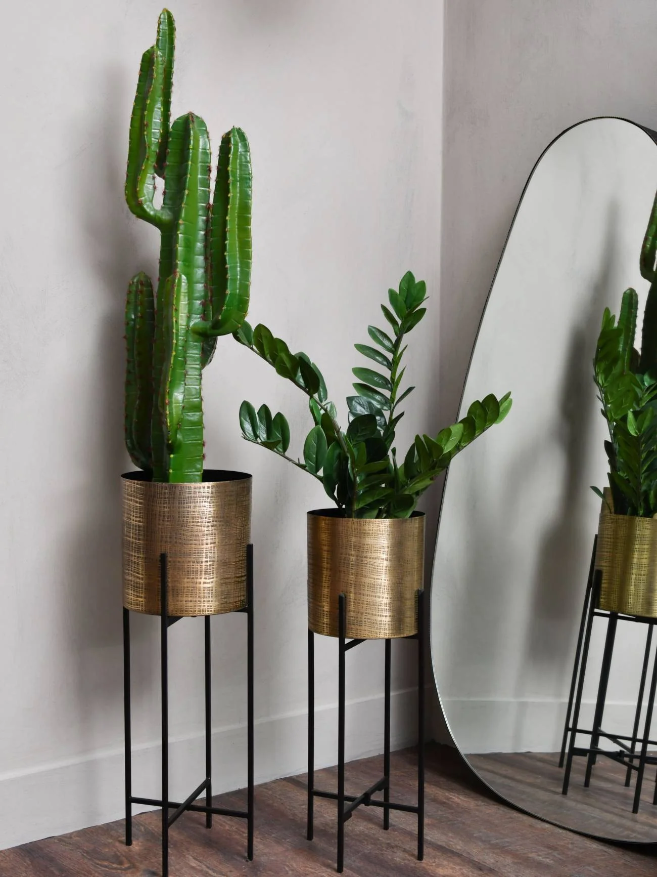 Libra Interiors Clyde Standing Planters in Antique Brass – Set of 2 - Image 6